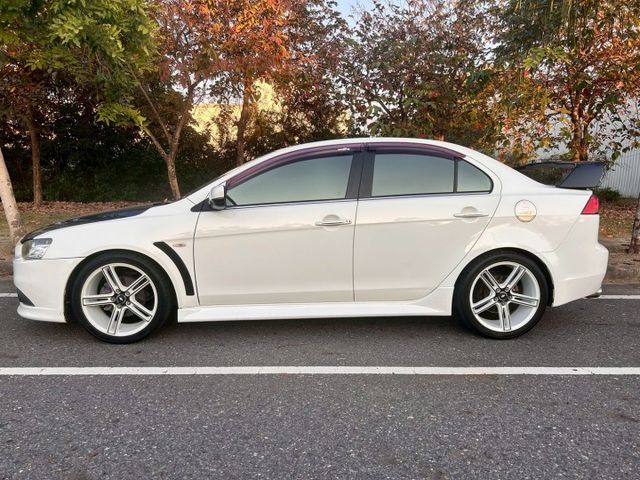 IO頂級/原鈑件/I-KEY/空力套件/HID主動轉向頭燈/換檔撥片/大螢幕安卓機/天窗  第4張相片