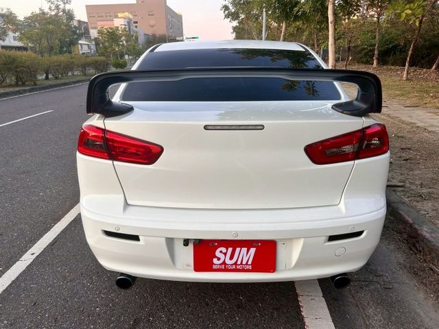 IO頂級/原鈑件/I-KEY/空力套件/HID主動轉向頭燈/換檔撥片/大螢幕安卓機/天窗  第6張相片