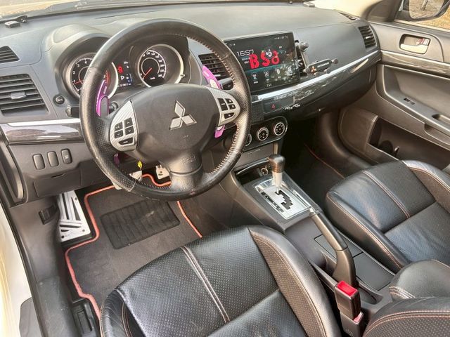 IO頂級/原鈑件/I-KEY/空力套件/HID主動轉向頭燈/換檔撥片/大螢幕安卓機/天窗  第10張相片