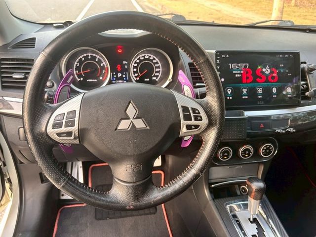 IO頂級/原鈑件/I-KEY/空力套件/HID主動轉向頭燈/換檔撥片/大螢幕安卓機/天窗  第11張相片