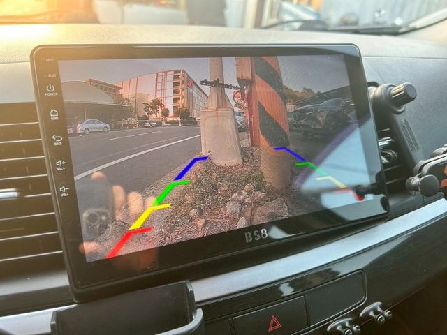 IO頂級/原鈑件/I-KEY/空力套件/HID主動轉向頭燈/換檔撥片/大螢幕安卓機/天窗  第14張相片