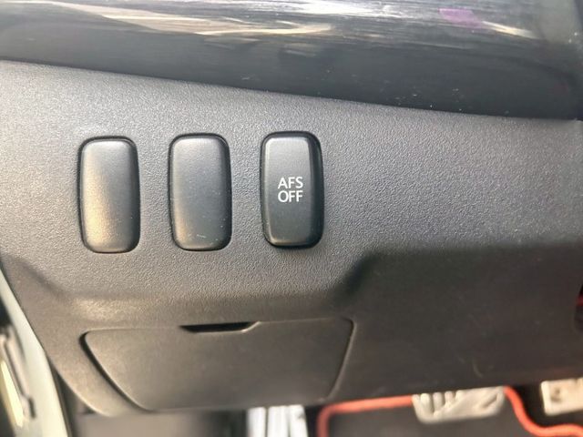 IO頂級/原鈑件/I-KEY/空力套件/HID主動轉向頭燈/換檔撥片/大螢幕安卓機/天窗  第17張相片