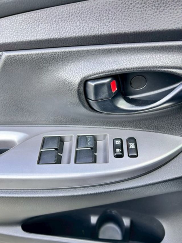 豪華版免鑰匙/低里程只跑6萬3/恆溫/大螢幕主機/倒車顯影/音響快控鍵/內外氣氛漂亮  第17張相片