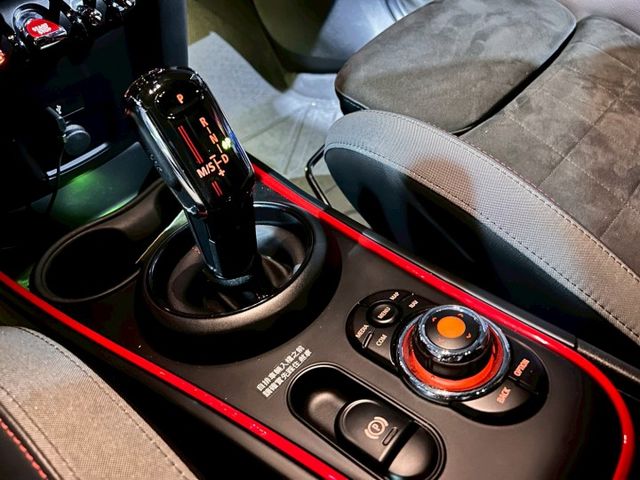 JCW/4WD/低里程僅跑3萬8/LED頭尾燈/液晶儀表/倒車顯影/衛星導航  第16張相片