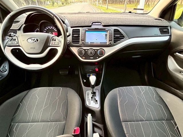 一手車驚艷版/超低里程只跑2萬8/原鈑件/免鑰匙/原廠保養/導航/倒車顯影/感應式頭燈  第8張相片