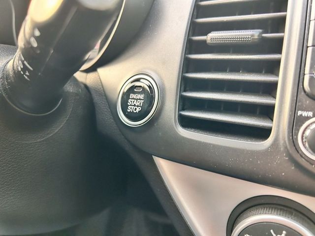 一手車驚艷版/超低里程只跑2萬8/原鈑件/免鑰匙/原廠保養/導航/倒車顯影/感應式頭燈  第14張相片