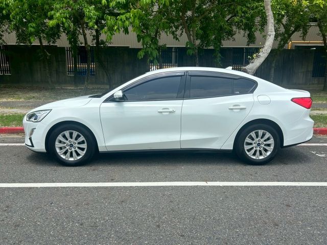 一手車/低里程/6安/定速/倒車顯影/觸控式影音螢幕/CARPLAY/AUTOHOLD/雙區溫控  第4張相片