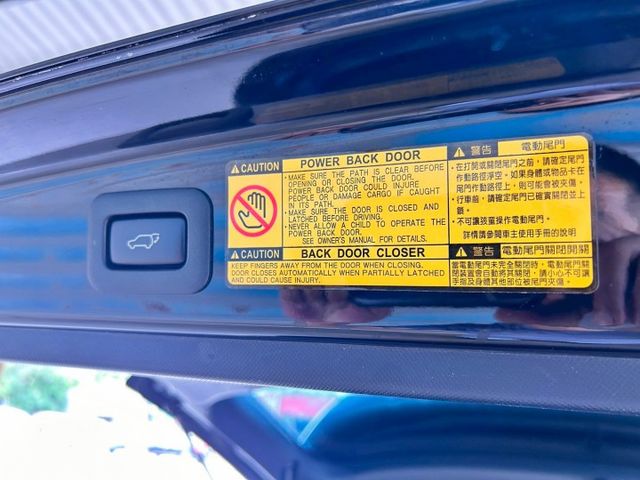 豪華版一手車/原鈑件/免鑰匙/HID主動轉向頭燈/電滑門/電尾門/全景天窗  第11張相片