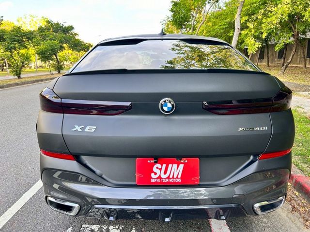 總代理M Sport版/原廠保養/原鈑件/5AU/P-ZERO輪胎4條剛換/原車色灰剛貼膜消光黑  第5張相片