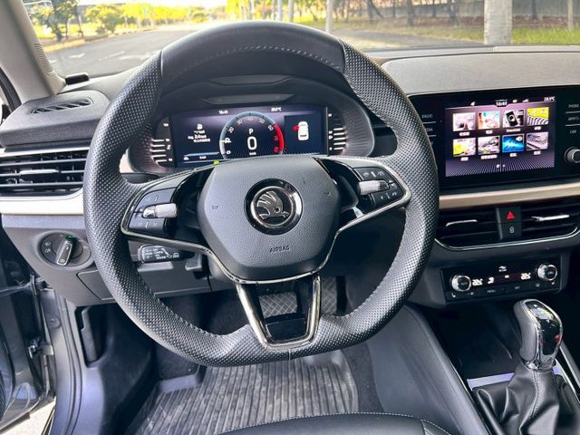 豪華動能版/僅跑1萬8/原鈑件/原廠保固/原廠保養/ACC跟車/盲點/全景天窗/1.0稅金超級省  第11張相片