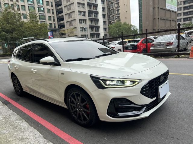 2023年FORD 1.5 Focus Wagon ST-Line Vignale  原版件 / 電動尾門 / 抬顯  第1張相片