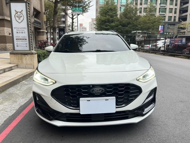 2023年FORD 1.5 Focus Wagon ST-Line Vignale  原版件 / 電動尾門 / 抬顯  第2張相片