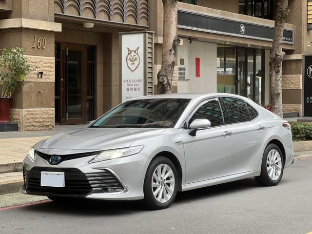 2021年TOYOTA CAMRY 油電 省油好開  原版件一手車 原廠保固中  第1張相片