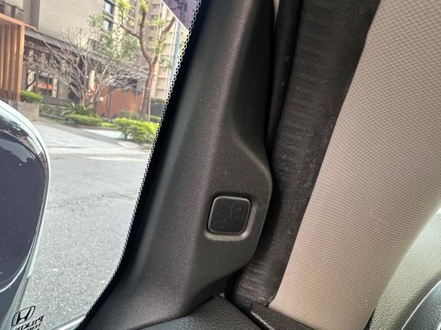 2018年HONDA 3.5 ODYSSEY Touring 僅跑9萬公里/ 雙電動滑門 / 跟車 / 環景 / 通風椅  第17張相片