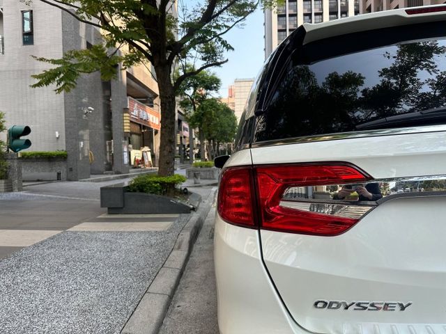 2018年HONDA 3.5 ODYSSEY Touring 僅跑9萬公里/ 雙電動滑門 / 跟車 / 環景 / 通風椅  第20張相片
