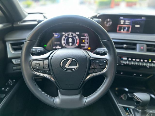 2020年LEXUS 2.0 UX200 僅跑3.2萬公里 / 原版件 / 跟車 / 雙電動椅 / CARPLAY  第10張相片