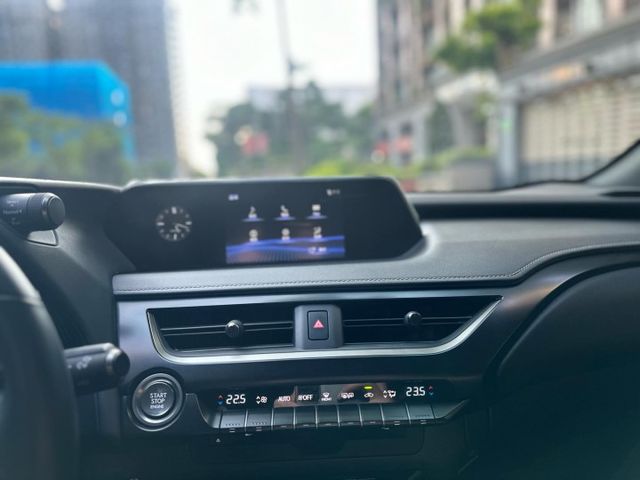 2020年LEXUS 2.0 UX200 僅跑3.2萬公里 / 原版件 / 跟車 / 雙電動椅 / CARPLAY  第11張相片