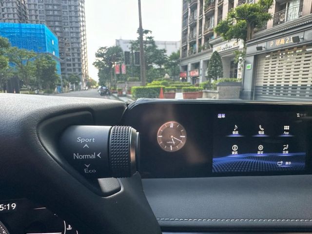 2020年LEXUS 2.0 UX200 僅跑3.2萬公里 / 原版件 / 跟車 / 雙電動椅 / CARPLAY  第14張相片