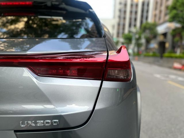 2020年LEXUS 2.0 UX200 僅跑3.2萬公里 / 原版件 / 跟車 / 雙電動椅 / CARPLAY  第17張相片