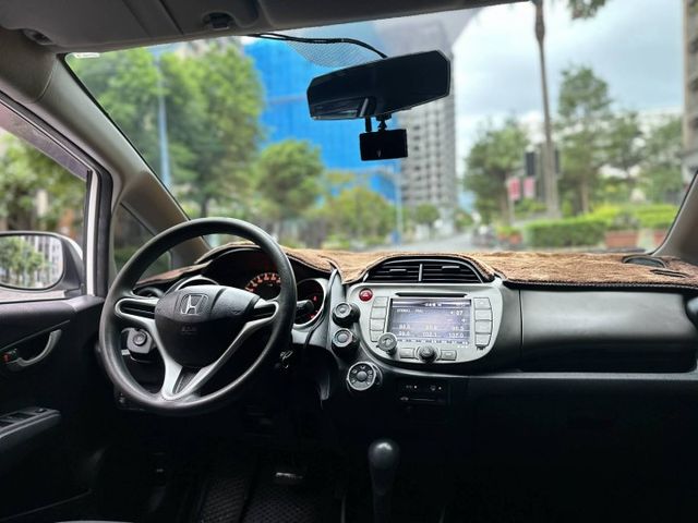 2011年HONDA 1.5 FIT VTI-S 僅跑12萬公里 / 原版件 /  優質代步車 / 換檔撥片  第11張相片