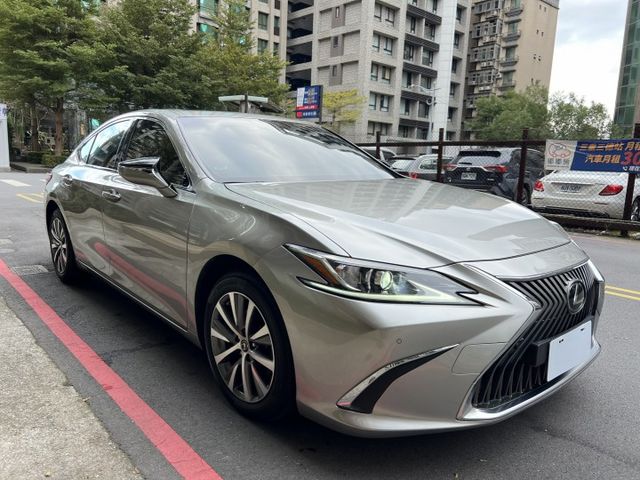 2020年 LEXUS ES200 2.0 豪華中大型房車 只跑 5.7萬公里，里程漂亮，原版件保證  第1張相片