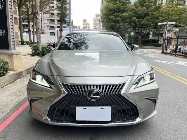 2020年 LEXUS ES200 2.0 豪華中大型房車 只跑 5.7萬公里，里程漂亮，原版件保證  第2張相片