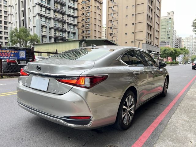 2020年 LEXUS ES200 2.0 豪華中大型房車 只跑 5.7萬公里，里程漂亮，原版件保證  第4張相片