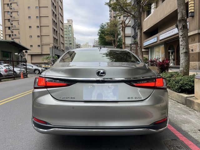 2020年 LEXUS ES200 2.0 豪華中大型房車 只跑 5.7萬公里，里程漂亮，原版件保證  第5張相片