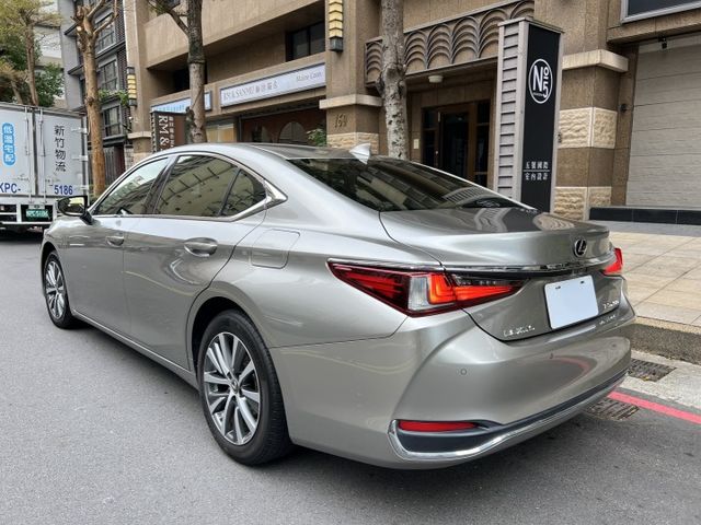 2020年 LEXUS ES200 2.0 豪華中大型房車 只跑 5.7萬公里，里程漂亮，原版件保證  第6張相片