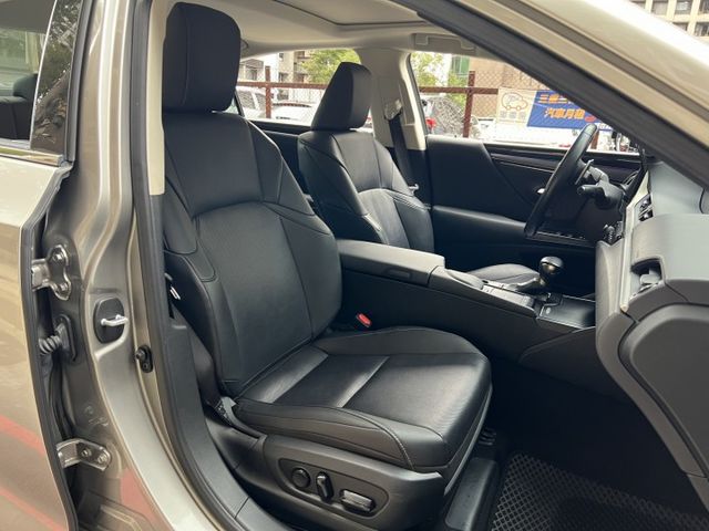 2020年 LEXUS ES200 2.0 豪華中大型房車 只跑 5.7萬公里，里程漂亮，原版件保證  第8張相片