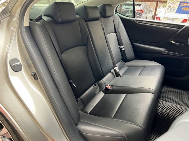 2020年 LEXUS ES200 2.0 豪華中大型房車 只跑 5.7萬公里，里程漂亮，原版件保證  第9張相片
