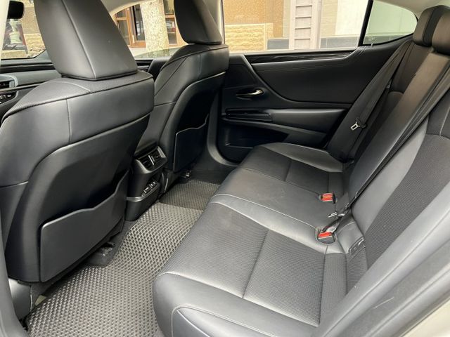 2020年 LEXUS ES200 2.0 豪華中大型房車 只跑 5.7萬公里，里程漂亮，原版件保證  第10張相片