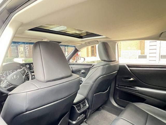 2020年 LEXUS ES200 2.0 豪華中大型房車 只跑 5.7萬公里，里程漂亮，原版件保證  第13張相片
