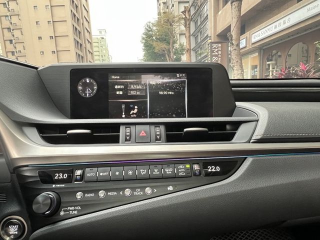 2020年 LEXUS ES200 2.0 豪華中大型房車 只跑 5.7萬公里，里程漂亮，原版件保證  第15張相片