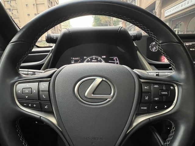 2020年 LEXUS ES200 2.0 豪華中大型房車 只跑 5.7萬公里，里程漂亮，原版件保證  第16張相片