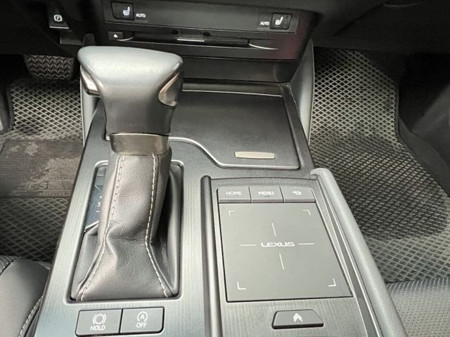 2020年 LEXUS ES200 2.0 豪華中大型房車 只跑 5.7萬公里，里程漂亮，原版件保證  第17張相片