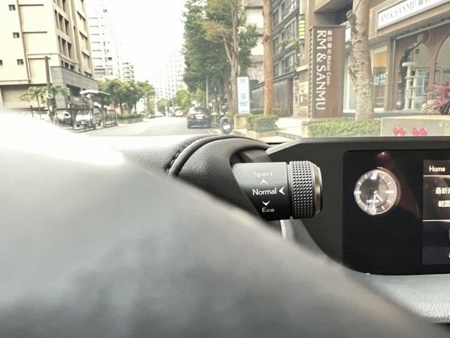 2020年 LEXUS ES200 2.0 豪華中大型房車 只跑 5.7萬公里，里程漂亮，原版件保證  第20張相片