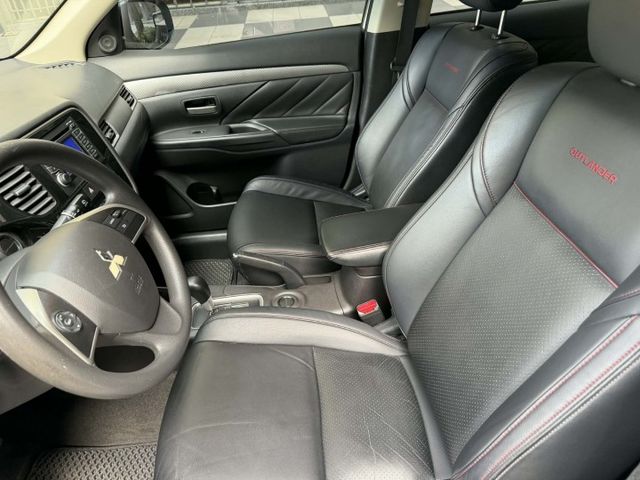 2017年三菱 2.4 OUTLANDER 僅跑10萬公里 / 原版件 / 加裝第三排椅子 / 定速  第6張相片