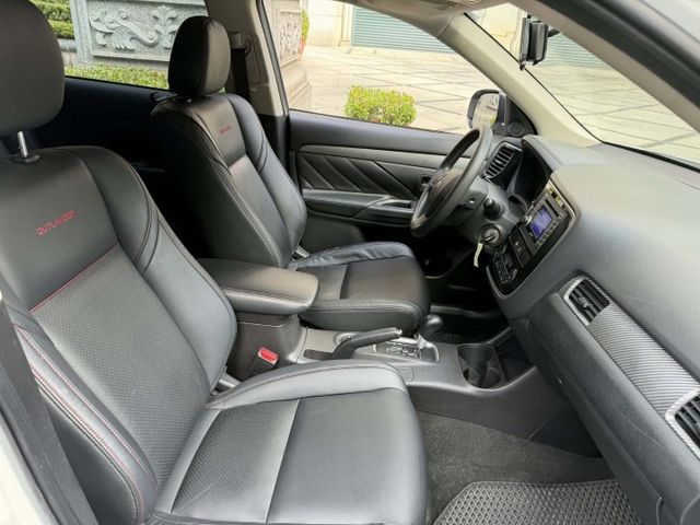 2017年三菱 2.4 OUTLANDER 僅跑10萬公里 / 原版件 / 加裝第三排椅子 / 定速  第7張相片