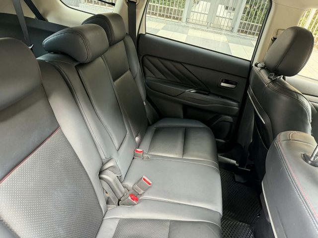 2017年三菱 2.4 OUTLANDER 僅跑10萬公里 / 原版件 / 加裝第三排椅子 / 定速  第8張相片