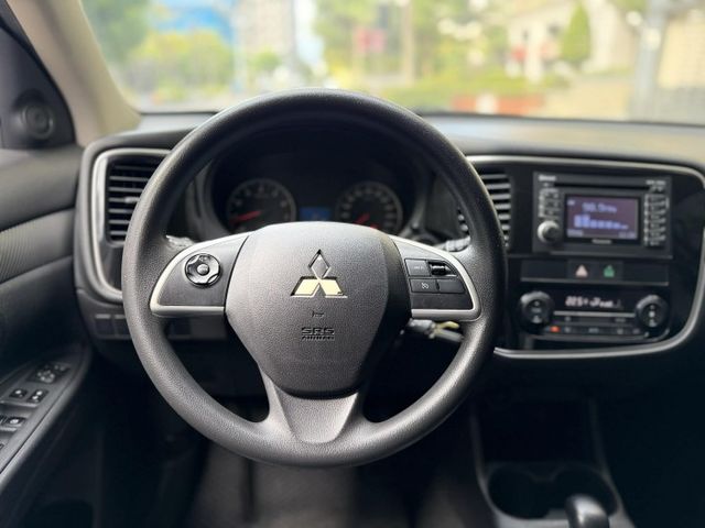 2017年三菱 2.4 OUTLANDER 僅跑10萬公里 / 原版件 / 加裝第三排椅子 / 定速  第9張相片