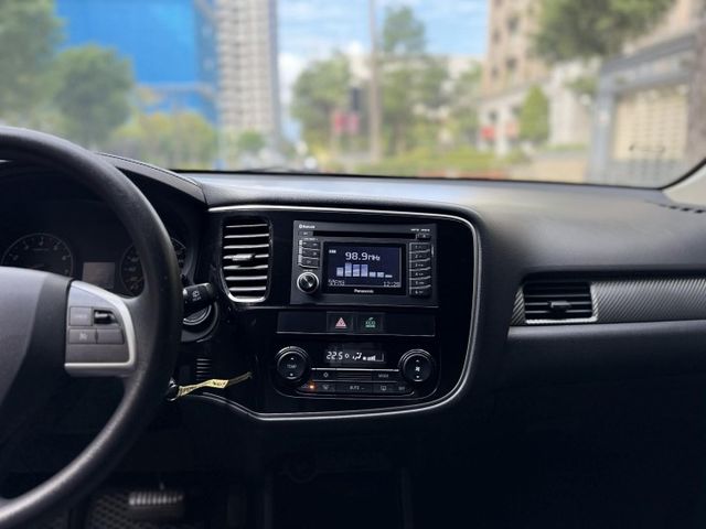 2017年三菱 2.4 OUTLANDER 僅跑10萬公里 / 原版件 / 加裝第三排椅子 / 定速  第10張相片