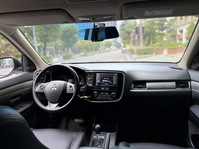 2017年三菱 2.4 OUTLANDER 僅跑10萬公里 / 原版件 / 加裝第三排椅子 / 定速  第11張相片