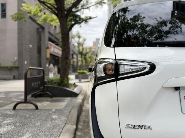 2022年TOYOTA 1.8 SIENTA 僅跑6.7萬公里 / 七人座 / 原版件 / 車道偏移 /  第13張相片