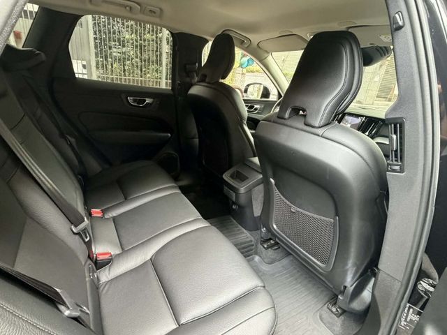 2018年VOLVO 2.0 XC60 T5 AWD 僅跑14萬公里 / 全原廠保養 / 跟車  第8張相片