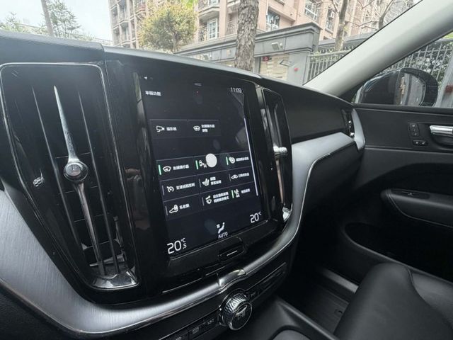 2018年VOLVO 2.0 XC60 T5 AWD 僅跑14萬公里 / 全原廠保養 / 跟車  第13張相片