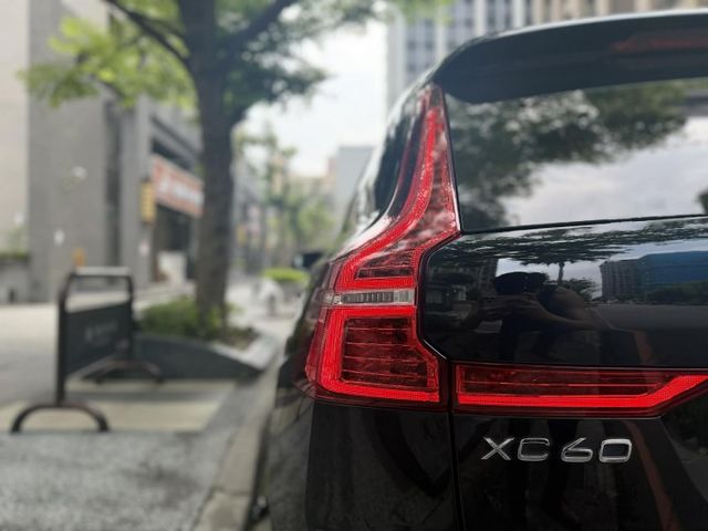 2018年VOLVO 2.0 XC60 T5 AWD 僅跑14萬公里 / 全原廠保養 / 跟車  第19張相片