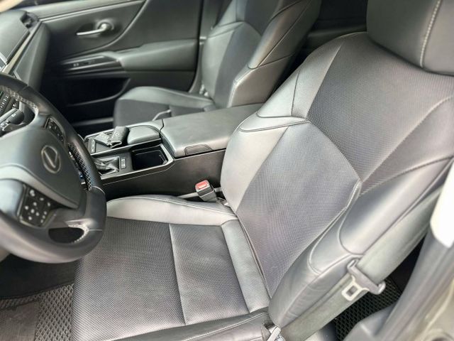 2020年 LEXUS ES200 2.0 豪華中大型房車 只跑 5.7萬公里，里程漂亮，原版件保證  第6張相片