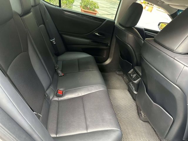 2020年 LEXUS ES200 2.0 豪華中大型房車 只跑 5.7萬公里，里程漂亮，原版件保證  第8張相片