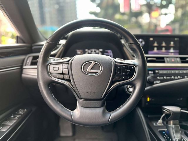 2020年 LEXUS ES200 2.0 豪華中大型房車 只跑 5.7萬公里，里程漂亮，原版件保證  第9張相片